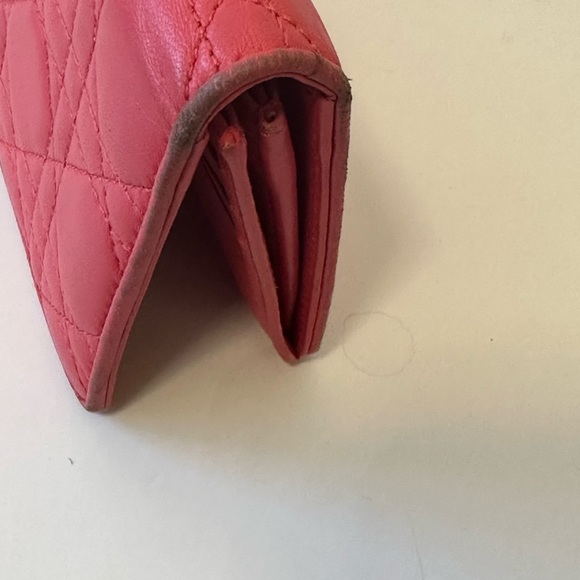 Christain Dior lambskin Cannage wallet in Fuchsia - Picture 2 of 11